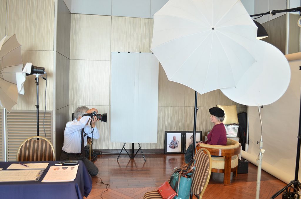 長年、肖像写真を撮ってきたフォトグラファー 川井洋明さんが ポートレートを撮影。