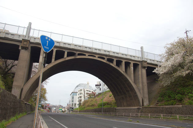 横浜市鶴見区 響橋と桜