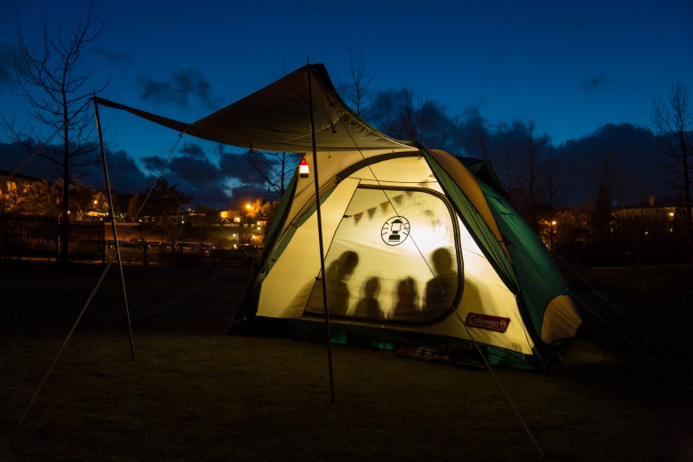 夜、内側からの明かりでテントに数人のシルエット