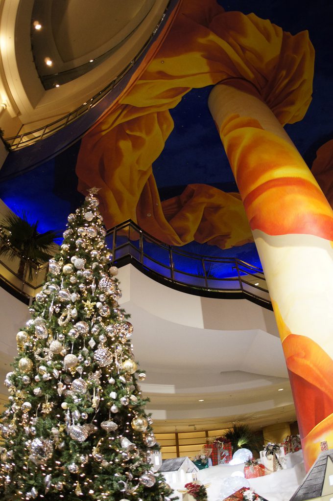 横浜ベイホテル東急のシックなクリスマスツリー