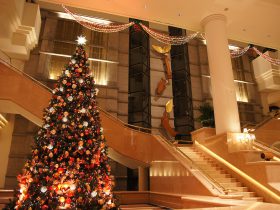 インターコンチネンタル ホテル、クリスマスレッドに彩られた高さ6mのクリスマスツリー。