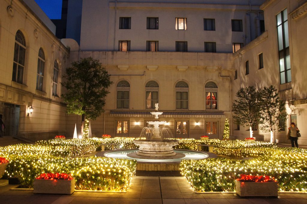 ホテルニューグランド中庭のライトアップがクリスマス仕様に