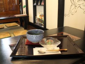 小町通りから一本入った路地裏の奥にあるお茶専門店、鎌倉茶房「茶凛」