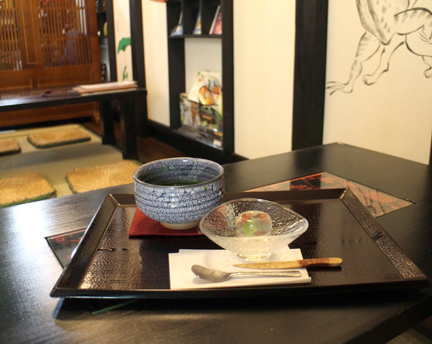 小町通りから一本入った路地裏の奥にあるお茶専門店、鎌倉茶房「茶凛」