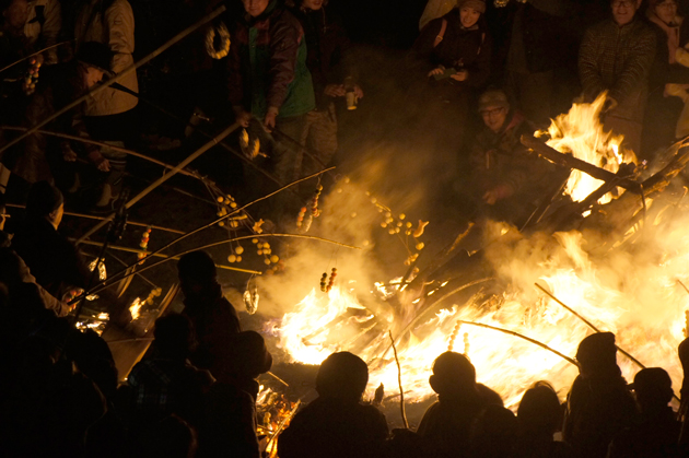 小正月の壮大な火の祭典「大磯の佐義長」