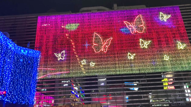 横浜駅西口　壁面を彩る幻想世界「ヨコハマイルミネーション」